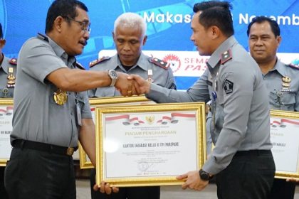 Kepala Kantor Imigrasi Pare-Pare, Anggoro Widjanarko menerima penghargaan dari Kakanwil Kemenkumham Sulsel Liberti Sitinjak.