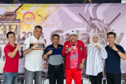 Ketua Koni Surabaya Hoslih Abdullah, Ketua Pobsi Tri Didik Adiono, dan Owner Galaxy Pool & Karaoke Wahjoedi HS Basuki (dua dari kiri) beserta dewan juri foto bersama usai pembukaan.