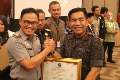 Kepala Kantor Wilayah Kemenkumham Banten, Dodot Adikoeswanto, menerima penghargaan dari Kepala Badan Narkotika Nasional (BNN) Provinsi Banten, Rohmad Nursahid.