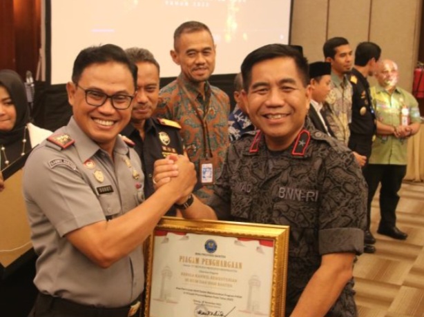Kepala Kantor Wilayah Kemenkumham Banten, Dodot Adikoeswanto, menerima penghargaan dari Kepala Badan Narkotika Nasional (BNN) Provinsi Banten, Rohmad Nursahid.