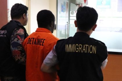 Seorang bule Deteni Ditjen Imigrasi hendak dipindahkan ke Rudenim di Jakarta.