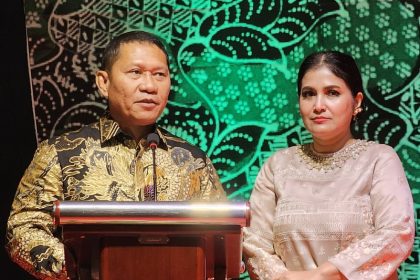 Pangdam V/ Brawijya Mayjen TNI Rafael Granada Baay bersama istri.