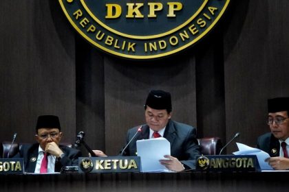 Suasana sidang di DKPP terkait pelaporan KPU yang telah menerima pasangan Capres-cawapres Prabowo Subianto dan Gibran Rakabu minggu Raka.