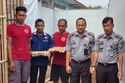 Warga Binaan Pemasyarakatan Lapas Serang menunjukkan hasil budidaya telur dari beternak ayam petelur.