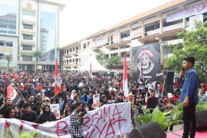 Ribuan mahasiswa menggelar demo aksi damai di Kampus Universitas 17 Agustus Surabaya.