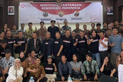 Para mahasiswa yang tergabung dalam Gerakan Mahasiswa Peduli Demokrasi (GMPD) foto bersama usai kegiatan.