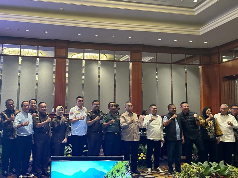 Tim kunker masa persidangan II Komisi III DPR RI dipimpin Adies Kadir foto bersama dengan jajaran Kejaksaan Tinggi Jawa Timur. 