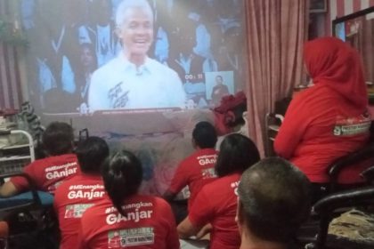 Suasana nonton bareng debat calon presiden (capres) di Kampung Bratang yang digelar KPU RI berlangsung gayeng.