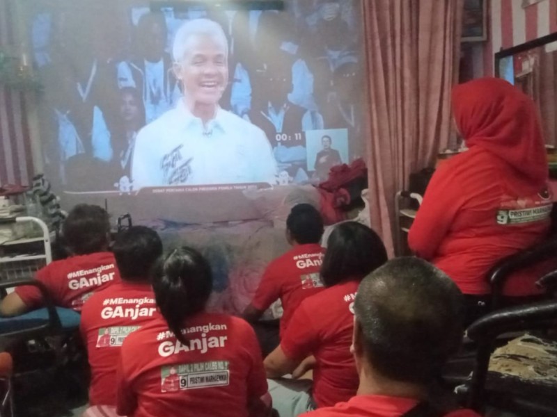 Suasana nonton bareng debat calon presiden (capres) di Kampung Bratang yang digelar KPU RI berlangsung gayeng.