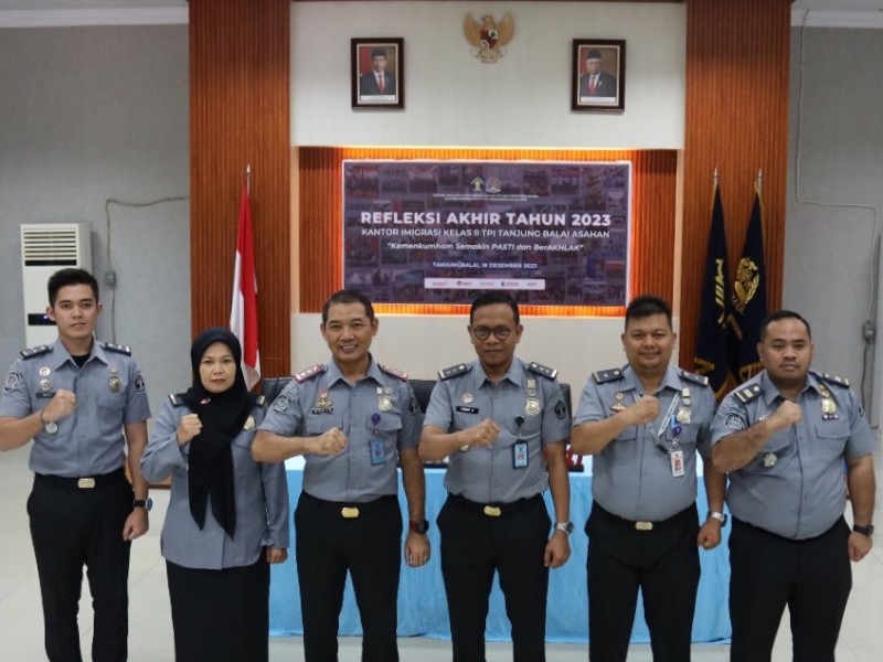 Jajaran Kantor Imigrasi Tanjung Balai Asahan foto bersama usai memberikan laporan refleksi akhir tahun 2023.