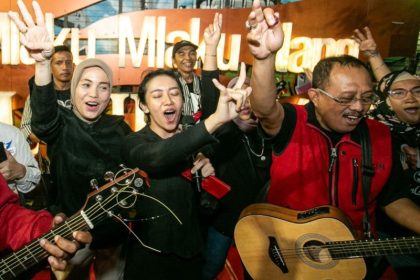 Atikoh Ganjar Pranowo bernyanyi bersama Cak Ji dan Warga Surabaya di Tunjungan