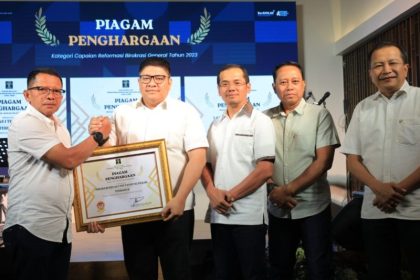 Kakanwil Kemenkumham Jatim Heni Yuwono (kiri) memberikan penghargaan kepada Kepala Kantor Imigrasi Tanjung Perak Verico Sandi disaksikan oleh para divisi.