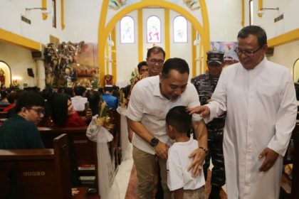 Wali Kota Surabaya Eri Cahyadi bersama jajaran Forkopimda mengunjungi salah satu gereja pada malam Natal 2023.