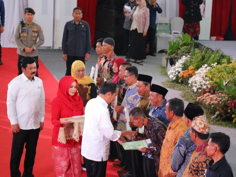 Presiden Joko Widodo didampingi Gubernur Jatim Khofifah Indar Parawansa dan Menteri ATR/BPN Hadi Tjahjanto membagikan sertifikat warga Jatim di GOR Delta Sidoarjo.