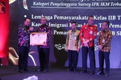 Kepala Kantor Imigrasi Pemalang Ari Widodo menerima penghargaan dari Kakanwil Kemenkumham Jateng, Tejo Harwanto.