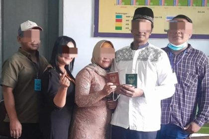 SH, terpidana kasus narkotika menunjukkan buku nikah usai ijab qabul di Lapas I Surabaya.