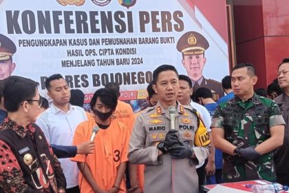 Kapolres Bojonegoro AKBP Mario menggelar jumpa pers perkara pembacokan di wilayah Kecamatan Dander.