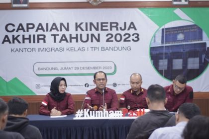 Kepala Kantor Imigrasi Kelas I TPI Bandung Agung Pramono menyampaikan laporan pencapaian sepanjang tahun 2023 kepada wartawan.