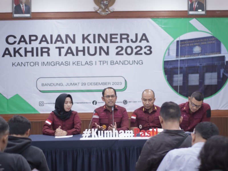 Kepala Kantor Imigrasi Kelas I TPI Bandung Agung Pramono menyampaikan laporan pencapaian sepanjang tahun 2023 kepada wartawan.