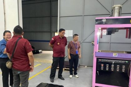 Petugas Inteldakim Kantor Imigrasi Kelas I TPI Semarang melakukan pengawasan orang asing di salah satu perusahaan yang memperkerjakan tenaga kerja asing (TKA).