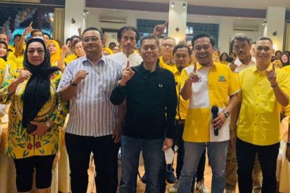 Wakil Ketua Umum DPP Partai Golkar DR Ir H Adies Kadir SH M Hum foto bersama dengan Ketua Pimpinan Kelurahan dan Pimpinan Kecamatan Partai Golkar se Kota Surabaya.