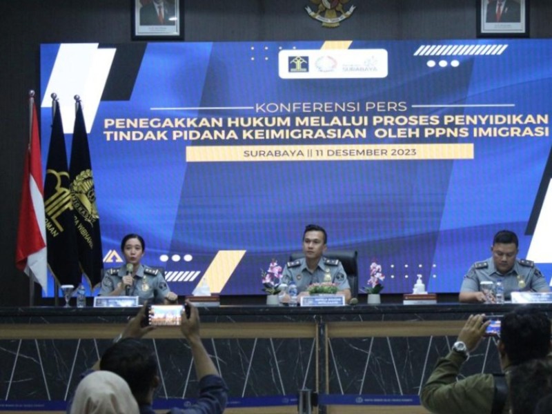 Kabid Tikkim Ika Rahmawati, Kabid Inteldakim Muhammad Novrian, dan Kasi Penindakan Ario Suhermanto menggelar jumpa pers menyangkut pelanggaran keimigrasian yang dilakukan orang asing.