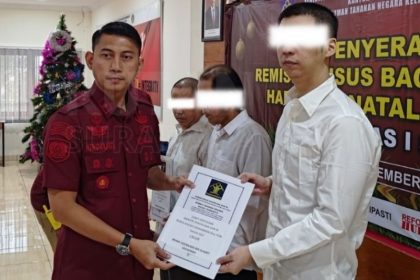 Kepala Rutan Surabaya Wahyu Hendrajati memberikan remisi Natal bagi warga binaan pemasyarakatan beberapa hari lalu.