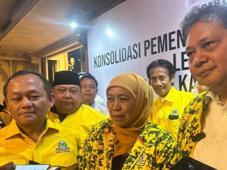 Partai Golkar menyerahkan rekomendasi mendukung Khofifah Indar Parawansa maju pada Pilgub Jatim 2024 yang diserahkan langsung Ketum DPP Golkar.