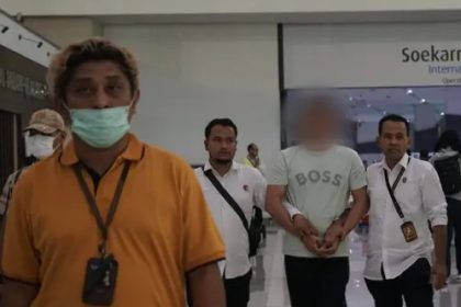 Edrick Tanaka Tan alias ETT tiba di Bandara Soekarno-Hatta mendapat pengawalan ketat petugas imigrasi.