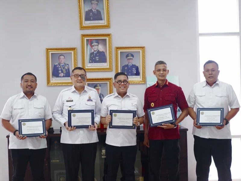 Dari kiri: Putu Agus Eka Putra, Wishnu Daru Fajar, Parlindungan, Pungki Handoyo, dan Cok Raditya menunjukkan penghargaan yang didapat dari Konsulat Jenderal Amerika Serikat.