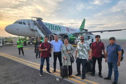 Ketiga WNA Pakistan dikawal petugas Imigrasi Tanjung Perak sampai ke dalam pesawat yang hendak ditumpangi menuju bandara berikutnya.