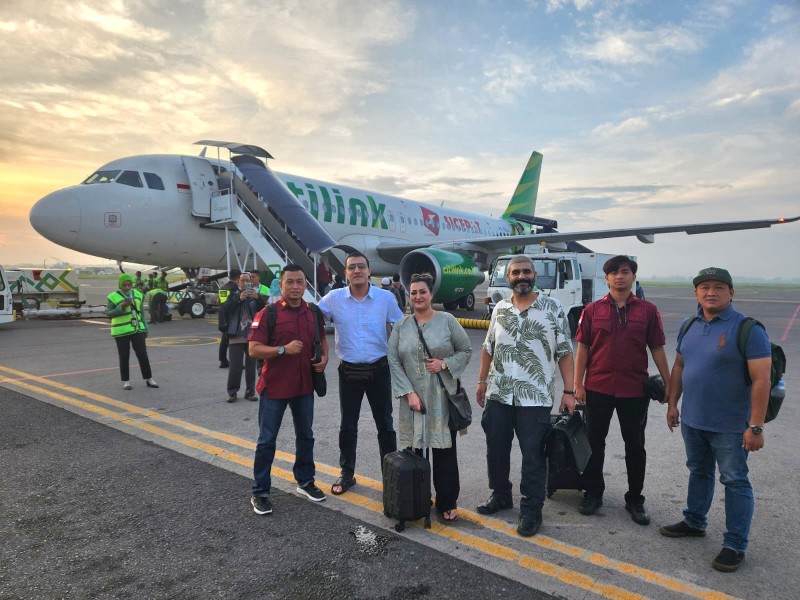 Ketiga WNA Pakistan dikawal petugas Imigrasi Tanjung Perak sampai ke dalam pesawat yang hendak ditumpangi menuju bandara berikutnya.