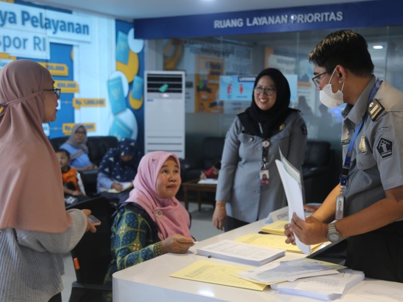 Petugas Imigrasi Semarang melayani pemohon paspor memperi hati Hari Bhakti Imigrasi ke-74
