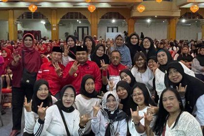 Wakil Wali Kota Surabaya, Armuji bersama Wakil Sekretaris DPC PDI Perjuangan Achmad Hidayat foto bersama emak-emak Surabaya.