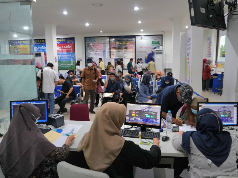Suasana pelayanan kegiatan Paspor Simpatik yang digelar Kantor Imigrasi Surabaya pada Sabtu, 6 Januari 2024 lalu.