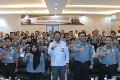 Ketua KPU Kota Semarang, Henry Casandra Gultom didampingi Kepala Kantor Imigrasi Semarang Guntur Sahat Hamonangan foto bersama sebelum kegiatan sosialisasi.