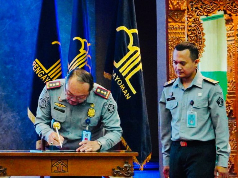 Kepala Kantor Imigrasi Pemalang, Ari Widodo, menandatangani komitmen bersama perjanjian kinerja.