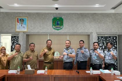 Kepala dan pejabat Kantor Imigrasi Malang didampingi oleh beberapa pejabat struktural pada Kantor Bupati Pasuruan, foto bersama usai meninjau lokasi layanan keimigrasian pada MPP Kabupaten Pasuruan.