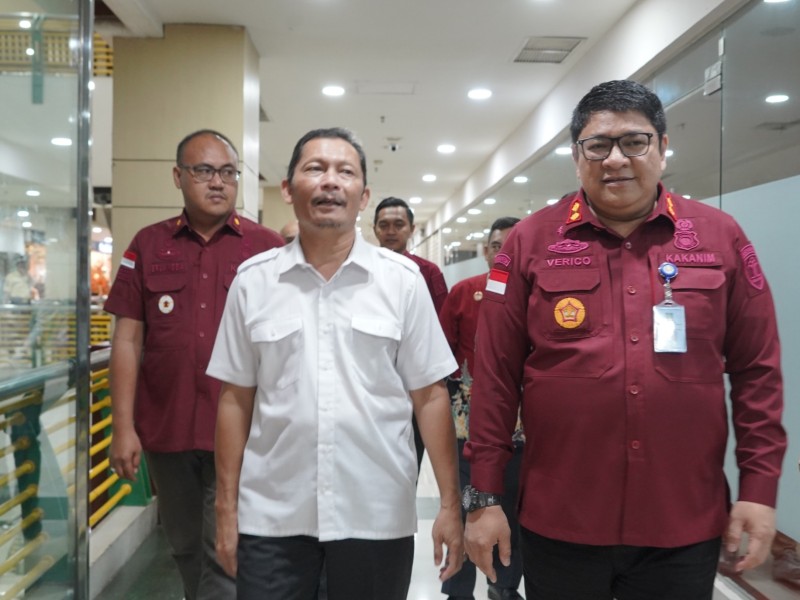 Kepala Divisi Keimigrasian Herdaus bersama Kepala Kantor Imigrasi Tanjung Perak Verico Sandi memantau jalannya layanan Paspor Simpatik di Pasar Atom Mall. 