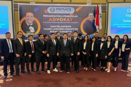 Pengurus Young Lawyers Committee (YLC) Peradi Surabaya periode 2023 hingga 2028 berfoto bersama usai dilantik Ketua Umum DPN PERADI (Perhimpunan Advokat Indonesia) Prof Dr Otto Hasibuan SH MH.