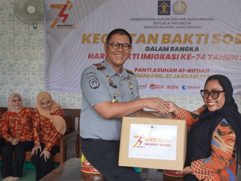 Kepala Kantor Imigrasi Semarang, Guntur Sahat Hamonangan memberikan bingkisan kepada penerima manfaat.
