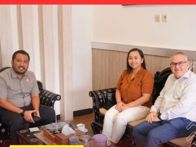 Kepala Seksi Intelijen dan Penindakan Keimigrasian Kantor Imigrasi Mataram,Putu Agus Eka Putra (kiri), menerima perwakilan Konsulat Inggris di Bali.