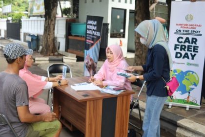 Petugas Imigrasi Pemalang memberikan penjelasan soal aplikasi M-Paspor kepada masyarakat yang hadir di Car Free Day Kota Pekalongan. 