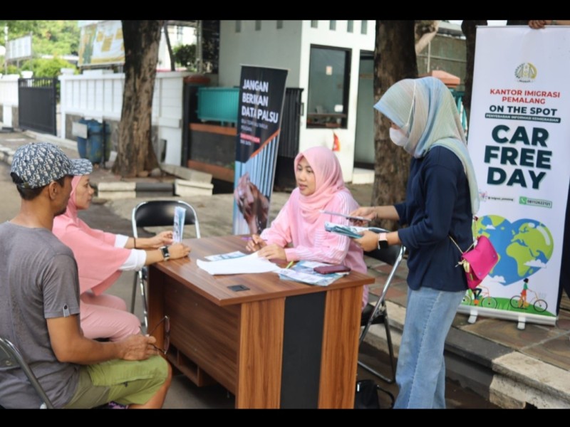 Petugas Imigrasi Pemalang memberikan penjelasan soal aplikasi M-Paspor kepada masyarakat yang hadir di Car Free Day Kota Pekalongan. 