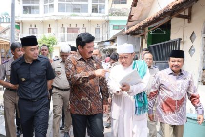 Menteri ATR/Kepala BPN Hadi Tjahjanto berbincang dengan KHM Moch Yusuf dari Pondok Pesantren An-Najiyah disaksikan Wali Kota Surabaya Eri Cahyadi dan Plt Kakanwil BPN Jatim Jonahar (kanan) usai penyerahan sertifikat.