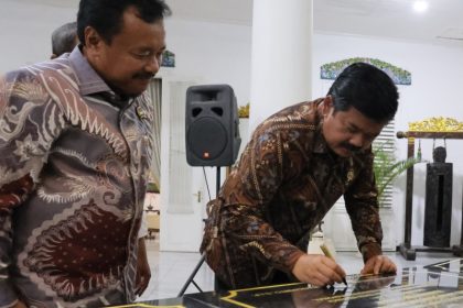 Didampingi Staf Ahli Menteri Bidang Teknologi Informasi Jonahar, Menteri ATR/Kepala BPN Hadi Tjahjanto menandatangani prasasti di Madiun, kemarin. 