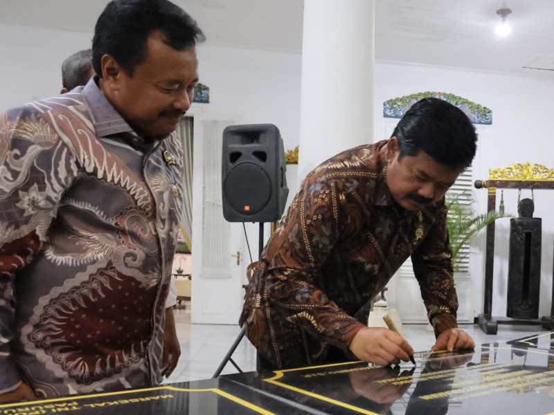 Didampingi Staf Ahli Menteri Bidang Teknologi Informasi Jonahar, Menteri ATR/Kepala BPN Hadi Tjahjanto menandatangani prasasti di Madiun, kemarin. 