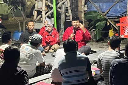 Wakil Sekretaris DPC PDIP Achmad Hidayat menyosialisasikan pasangan Ganjar - Mahfud di wilayah Krembangan.
