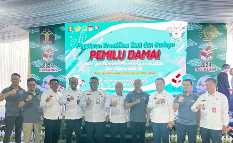 Kakanwil Kemenkumham Jawa Barat, R Andika Dwi Prasetya foto bersama dalam acara Deklarasi Pemilu Damai 2024 dan Pagelaran Seni Budaya bagi Warga Binaan Pemasyarakatan di Jawa Barat. 