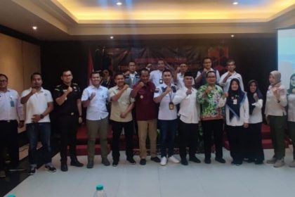 Anggota tim pengawasan orang asing foto bersama sebelum mengadakan rapat koordinasi yang diinisiasi Kantor Imigrasi Malang.